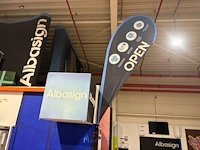 Inhoud vlonder met reclamevlaggen en beursstandonderdelen albasign - afbeelding 2 van  4