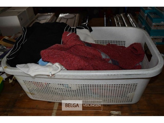 Inhoud wasmand partij div. kledij - afbeelding 1 van  5