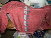 Inhoud wasmand partij div. kledij - afbeelding 2 van  5