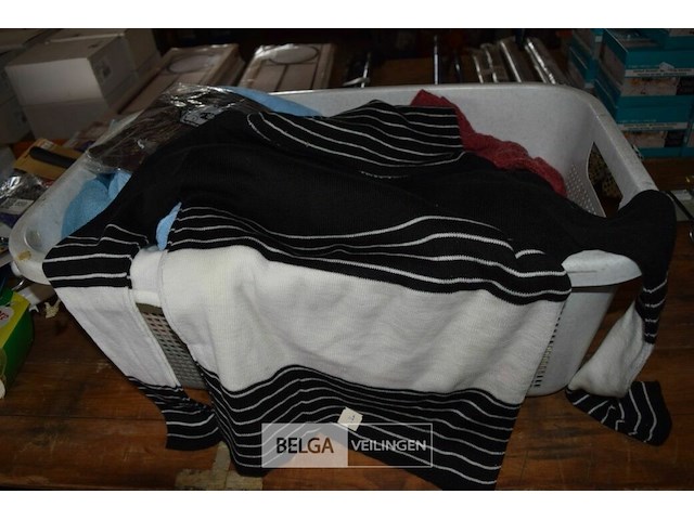 Inhoud wasmand partij div. kledij - afbeelding 3 van  5