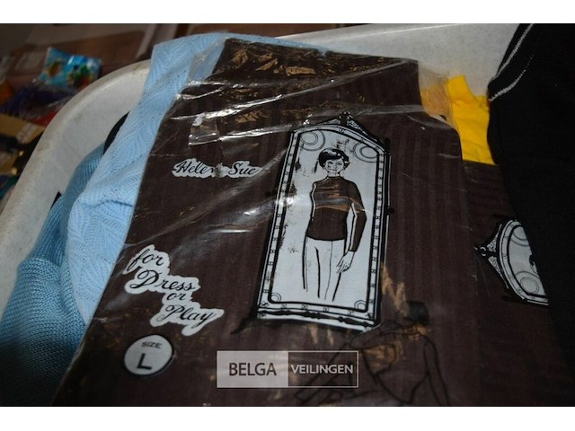 Inhoud wasmand partij div. kledij - afbeelding 4 van  5