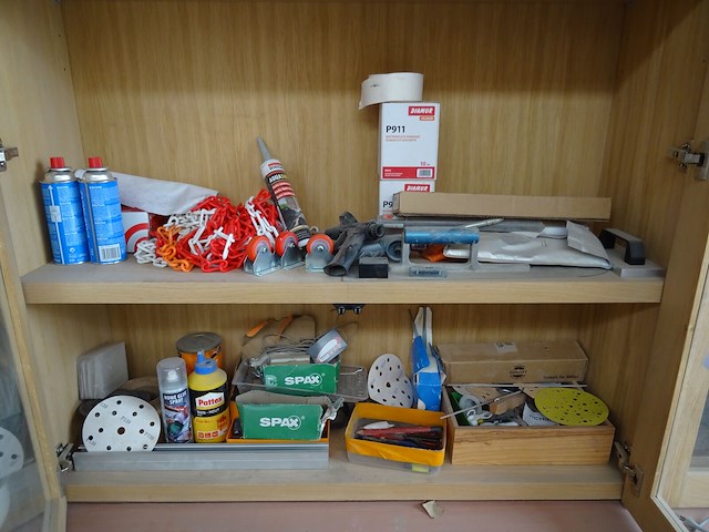 Inhoud werkbank en inhoud kast - afbeelding 7 van  11