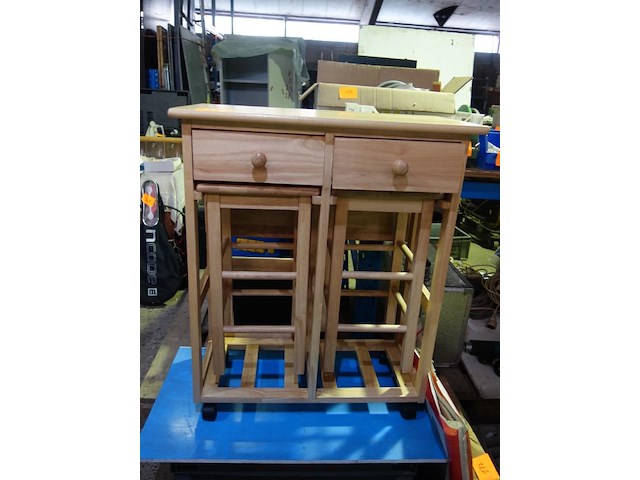 Inklapbaar houten tafeltje met 2 krukken - afbeelding 1 van  2