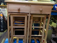 Inklapbaar houten tafeltje met 2 krukken - afbeelding 1 van  2