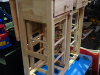 Inklapbaar houten tafeltje met 2 krukken - afbeelding 2 van  2