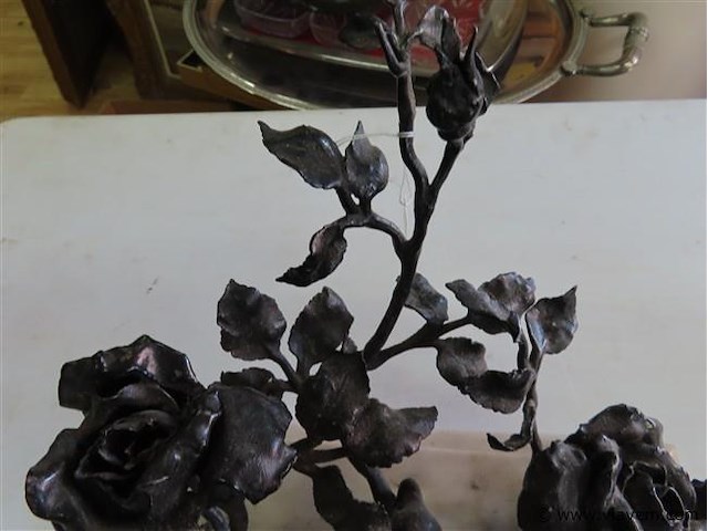 Inktstel met smeedwerk uit bloemen - afbeelding 2 van  6