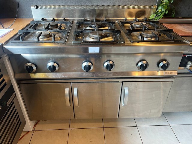 Inox 6 pits gasvuur ggmgastro , inox lage werkbank met 3 deuren (4,10) - afbeelding 1 van  6