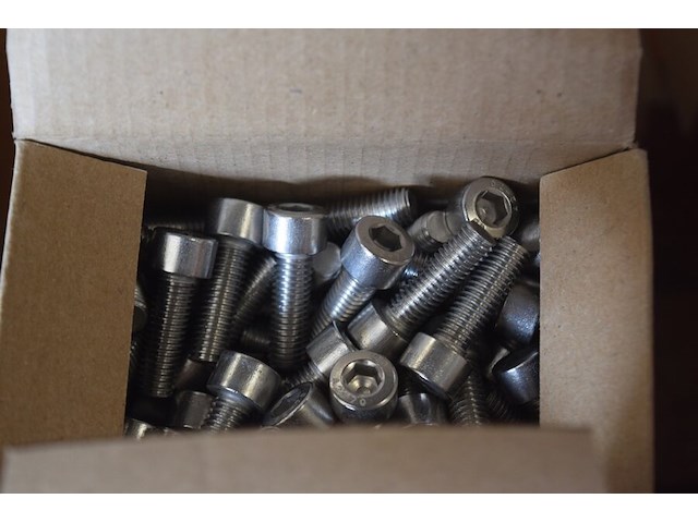 Inox bouten 8x25 ca. 8 doosjes x100st. - afbeelding 1 van  2
