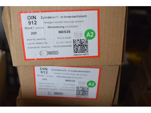 Inox bouten inbus m8x25 ca. 5 doosjes x200st. - afbeelding 1 van  2