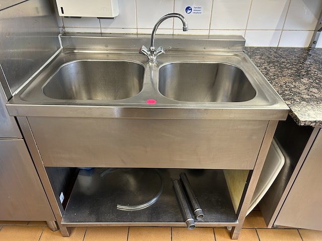 Inox dubbele spoelbak + kraan - afbeelding 1 van  3