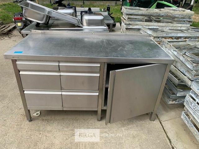 Inox kast en diverse inoxtafels en spoelbakken - afbeelding 1 van  5