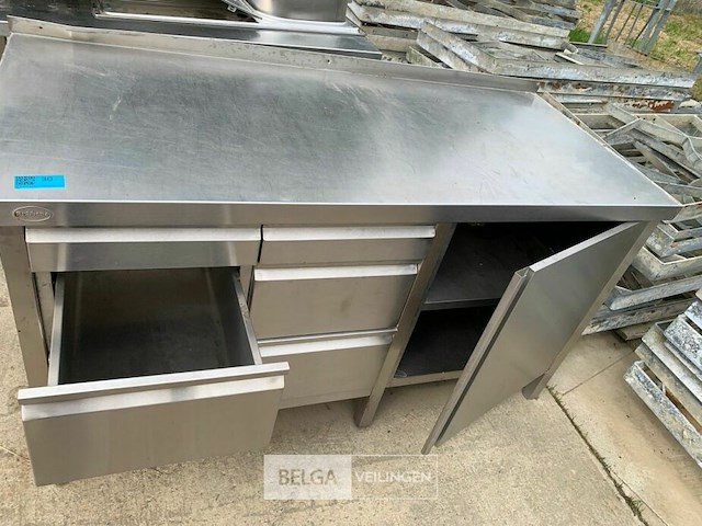 Inox kast en diverse inoxtafels en spoelbakken - afbeelding 2 van  5