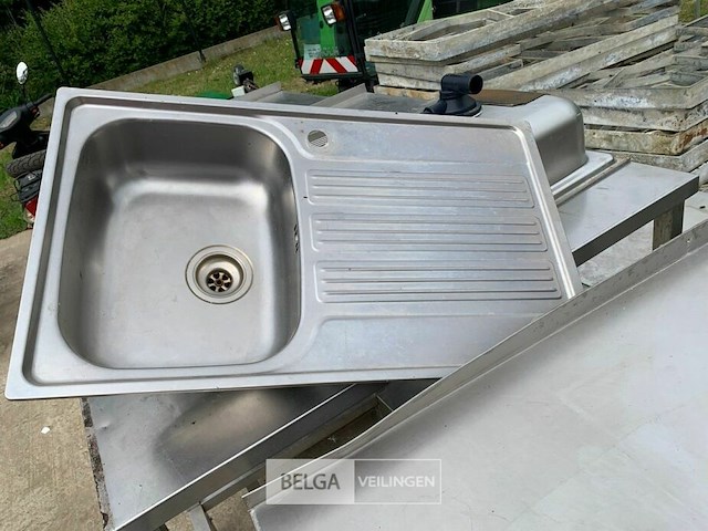Inox kast en diverse inoxtafels en spoelbakken - afbeelding 4 van  5