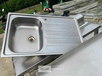 Inox kast en diverse inoxtafels en spoelbakken - afbeelding 4 van  5