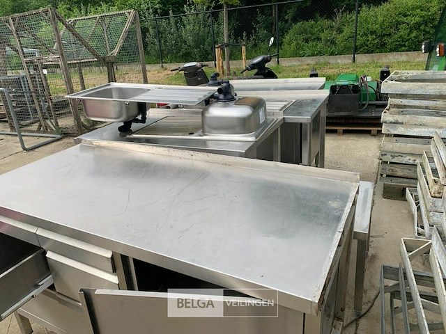 Inox kast en diverse inoxtafels en spoelbakken - afbeelding 5 van  5
