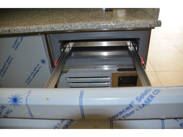 Inox koelwerkbank 3 deuren 1 lade met grijs granieten blad met opzet bainmarie afm. 2,30m lang - afbeelding 9 van  13