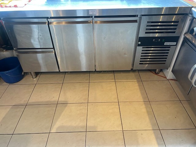 Inox koelwerkbank met 2 deuren en 2 lades ggmgastro (3) - afbeelding 2 van  8