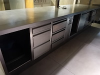 Inox kookeiland met ingebouwde koelkast, 9 leggers 2 deuren rubbens afm. 370x100 met opzet 2 leggers en ingebouwde bordenwarmer (8)