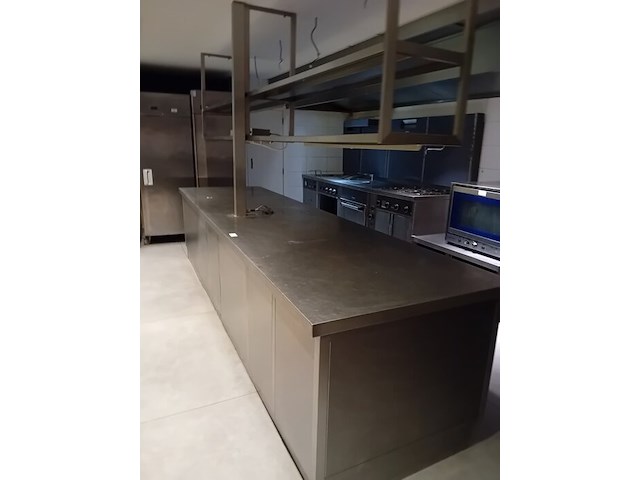 Inox kookeiland met ingebouwde koelkast, 9 leggers 2 deuren rubbens afm. 370x100 met opzet 2 leggers en ingebouwde bordenwarmer (8) - afbeelding 2 van  9