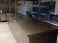 Inox kookeiland met ingebouwde koelkast, 9 leggers 2 deuren rubbens afm. 370x100 met opzet 2 leggers en ingebouwde bordenwarmer (8) - afbeelding 2 van  9