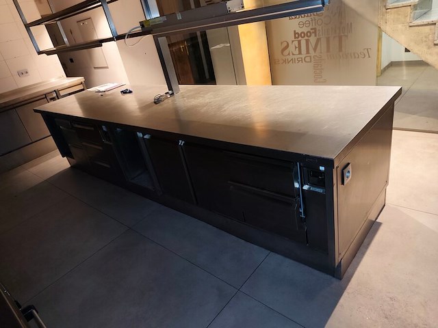 Inox kookeiland met ingebouwde koelkast, 9 leggers 2 deuren rubbens afm. 370x100 met opzet 2 leggers en ingebouwde bordenwarmer (8) - afbeelding 8 van  9