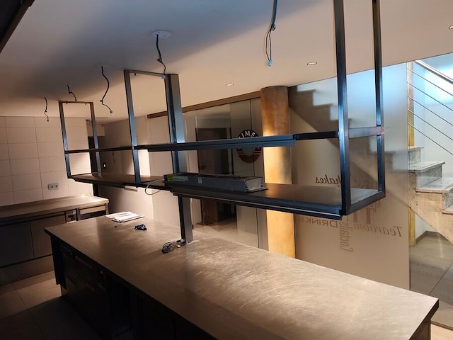 Inox kookeiland met ingebouwde koelkast, 9 leggers 2 deuren rubbens afm. 370x100 met opzet 2 leggers en ingebouwde bordenwarmer (8) - afbeelding 9 van  9