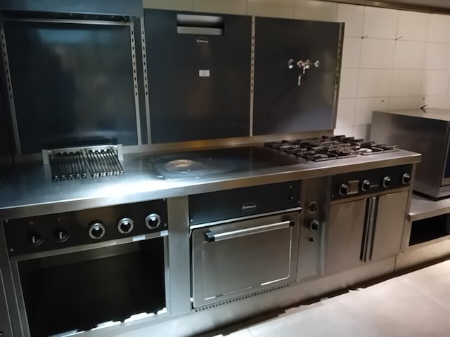 Inox kookwand rubbens bestaande uit gasfornuis 4 branders met oven, elektrische kookplaat, ingebouwde grill, afzuiging, mengkraan afm. 240x80 (5) - afbeelding 1 van  5