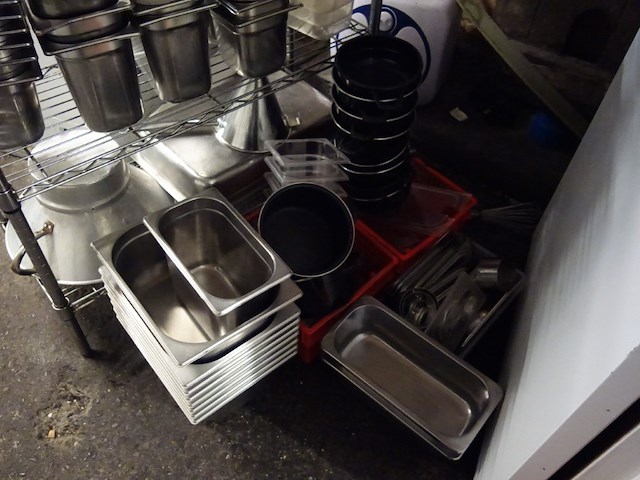 Inox rek + inhoud - afbeelding 2 van  5