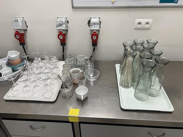 Inox servieskast met lades + inhoud - afbeelding 3 van  3