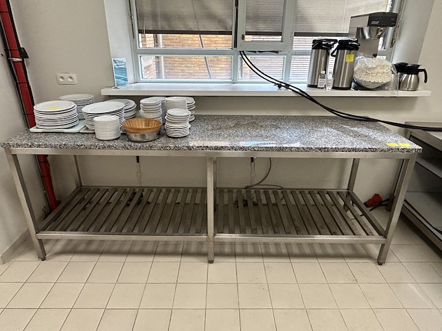 Inox tafel met natursteenblad + inhoud - afbeelding 1 van  4