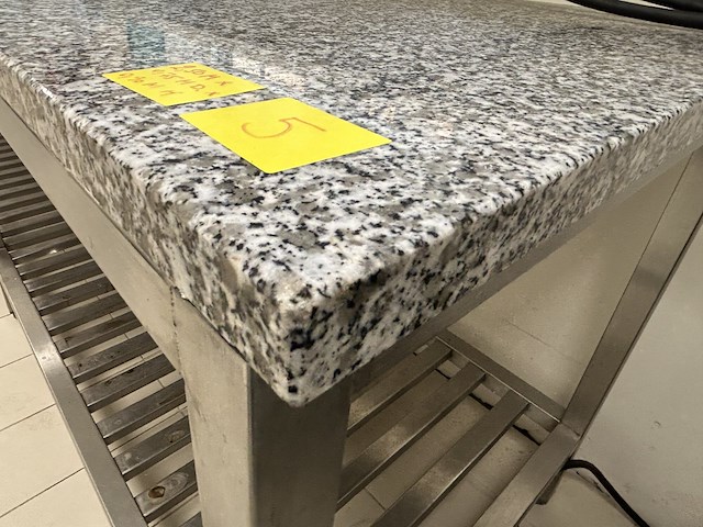Inox tafel met natursteenblad + inhoud - afbeelding 4 van  4
