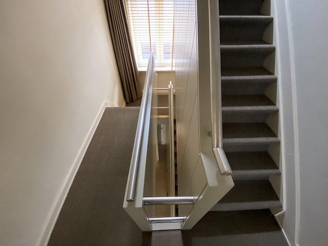 Inox trapleuning tot 2de verdiep - afbeelding 1 van  3