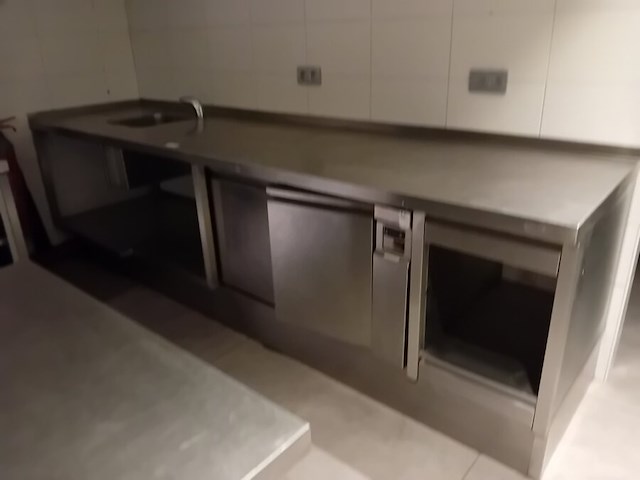 Inox werktafel met ingebouwde spoelbak, flessenkoeler 2 deuren a-aircool rubbens afm. 370x80 (1) - afbeelding 1 van  5