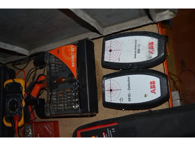 Internet switch hp, 2 detector rfid, wire tracker unit, multimeter prolife, etiketprinter dymo, pa desk microfoon monacor, dopsleutelset, bitset - afbeelding 2 van  11