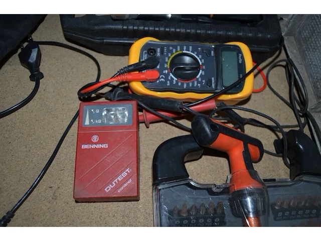 Internet switch hp, 2 detector rfid, wire tracker unit, multimeter prolife, etiketprinter dymo, pa desk microfoon monacor, dopsleutelset, bitset - afbeelding 3 van  11