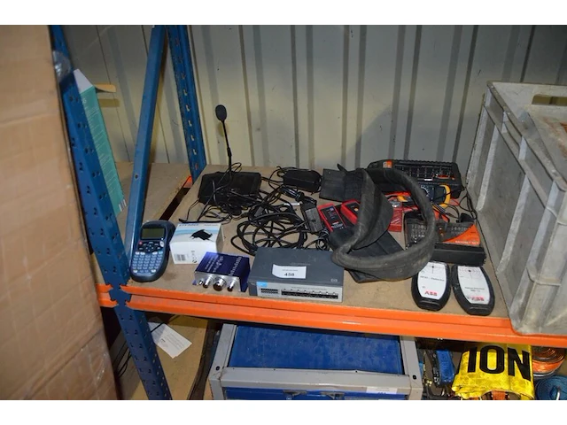 Internet switch hp, 2 detector rfid, wire tracker unit, multimeter prolife, etiketprinter dymo, pa desk microfoon monacor, dopsleutelset, bitset - afbeelding 1 van  11