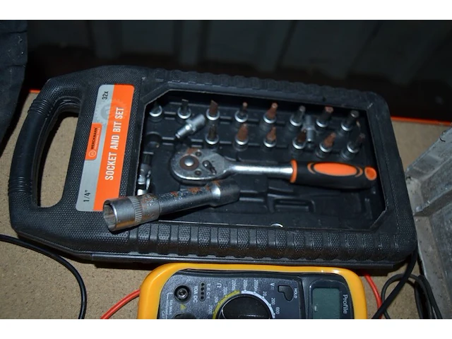 Internet switch hp, 2 detector rfid, wire tracker unit, multimeter prolife, etiketprinter dymo, pa desk microfoon monacor, dopsleutelset, bitset - afbeelding 4 van  11