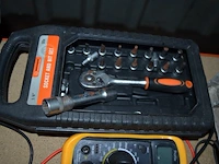 Internet switch hp, 2 detector rfid, wire tracker unit, multimeter prolife, etiketprinter dymo, pa desk microfoon monacor, dopsleutelset, bitset - afbeelding 4 van  11