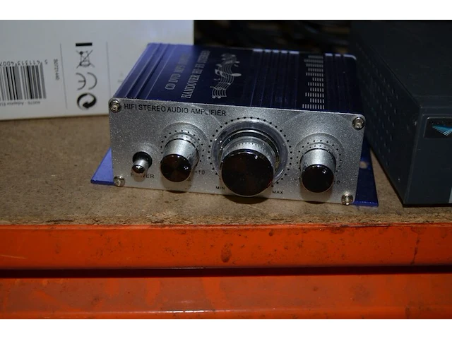 Internet switch hp, 2 detector rfid, wire tracker unit, multimeter prolife, etiketprinter dymo, pa desk microfoon monacor, dopsleutelset, bitset - afbeelding 8 van  11