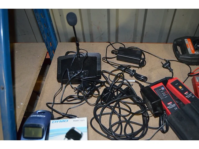 Internet switch hp, 2 detector rfid, wire tracker unit, multimeter prolife, etiketprinter dymo, pa desk microfoon monacor, dopsleutelset, bitset - afbeelding 10 van  11