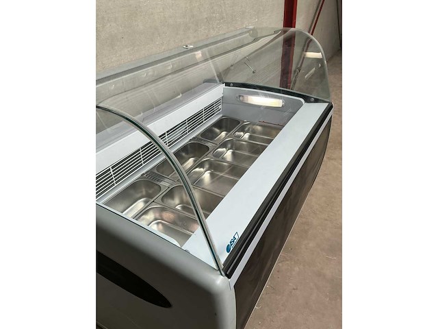 Isa - schepijsvitrine - afbeelding 4 van  8