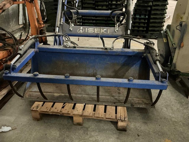 Iseki frontlader met klemriek - afbeelding 2 van  8