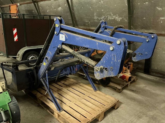 Iseki frontlader met klemriek - afbeelding 4 van  8