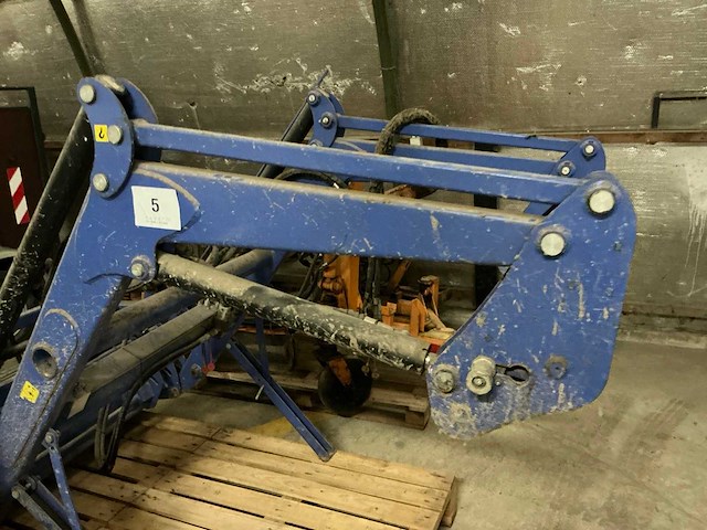 Iseki frontlader met klemriek - afbeelding 5 van  8