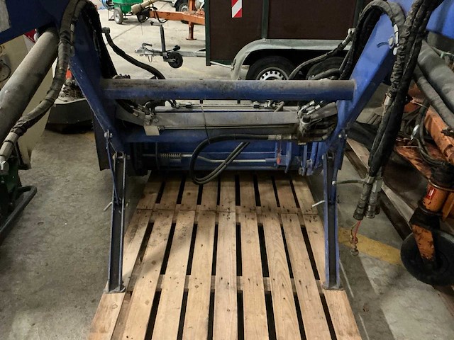 Iseki frontlader met klemriek - afbeelding 8 van  8