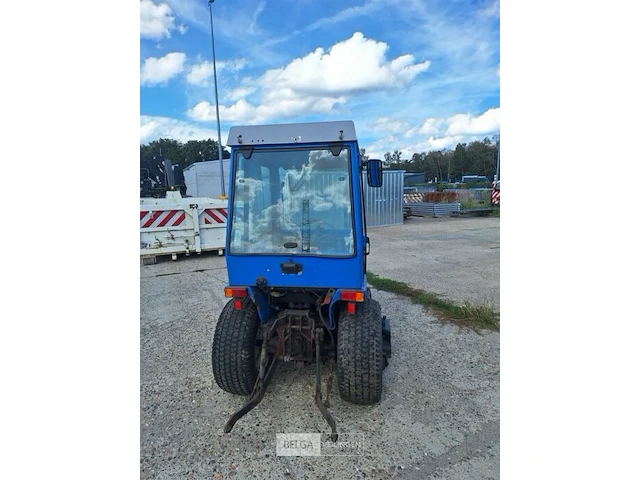 Iseki tractor + maaibalk - afbeelding 10 van  12