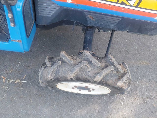 Iseki tu 185 minitractor + grondbak - afbeelding 4 van  22