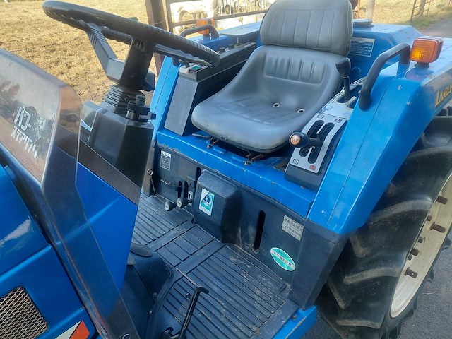 Iseki tu 185 minitractor + grondbak - afbeelding 6 van  22
