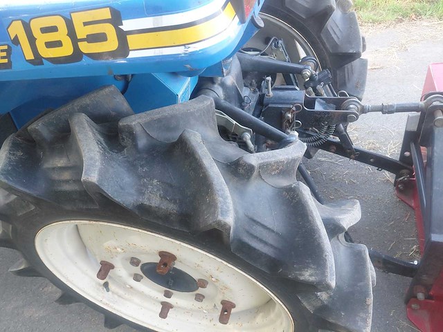 Iseki tu 185 minitractor + grondbak - afbeelding 22 van  22