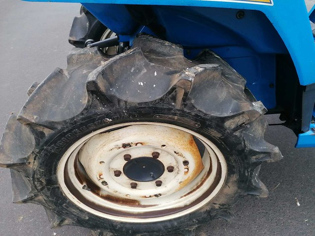 Iseki tu217f vierwielaangedreven minitractor - afbeelding 12 van  13